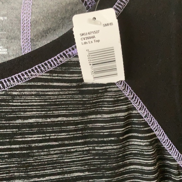 Long sleeve scoop neck work out shirt - Picture 4 of 5